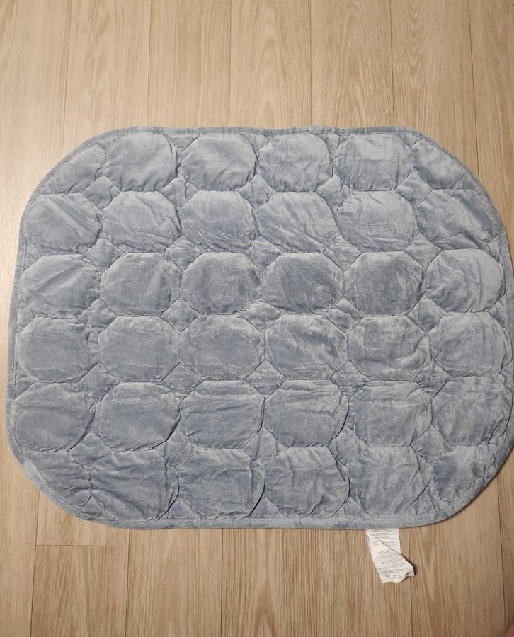 my gray quilted weighted blanket in real use — the 3.5 kg lap-size pick from my ADHD sleep products kit